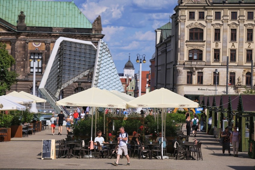 Na placu Wolności swoje ogródki uruchomiło 13 restauratorów...