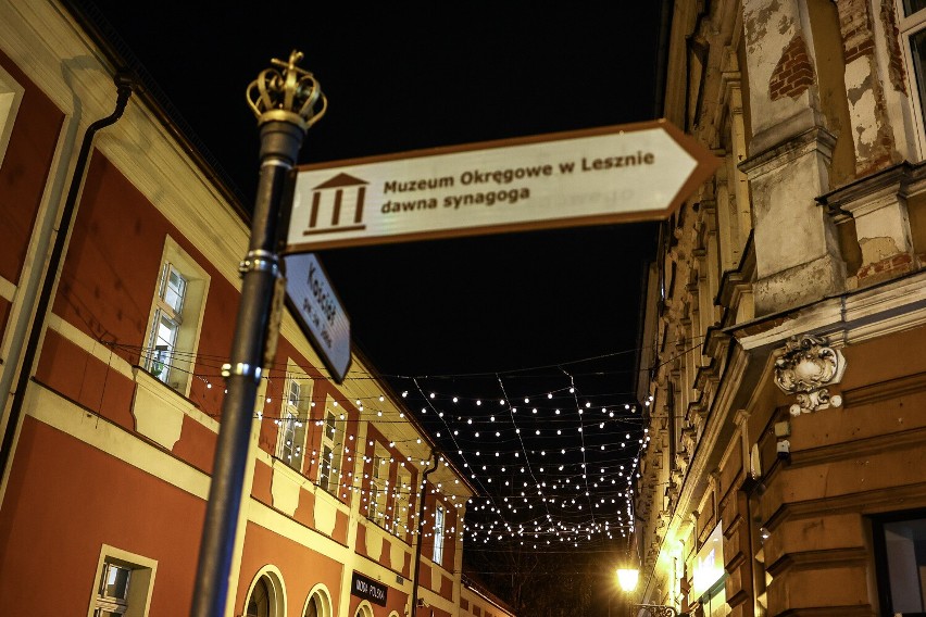Pierwsze świąteczne iluminacje pojawiają się w centrum Leszna ZDJĘCIA