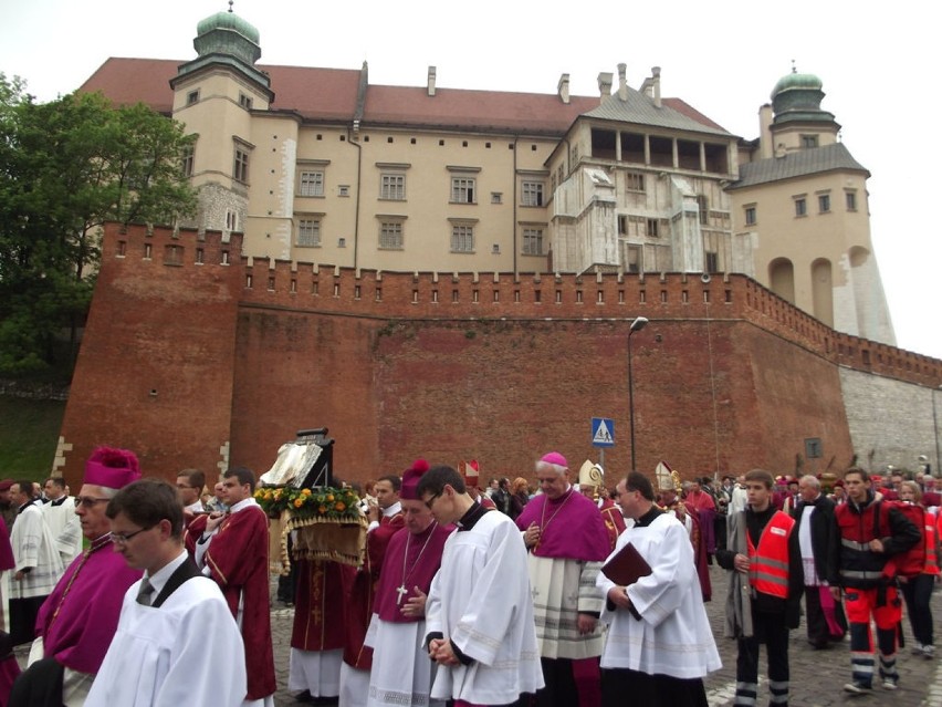 Tysiące Krakowian witało procesję, na trasie z Wawelu na...
