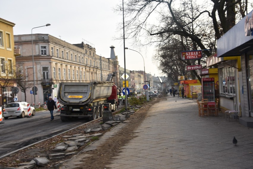 Na ulicy Piłsudskiego kładą asfalt.Są utrudnienia  w ruchu  ZDJĘCIA 