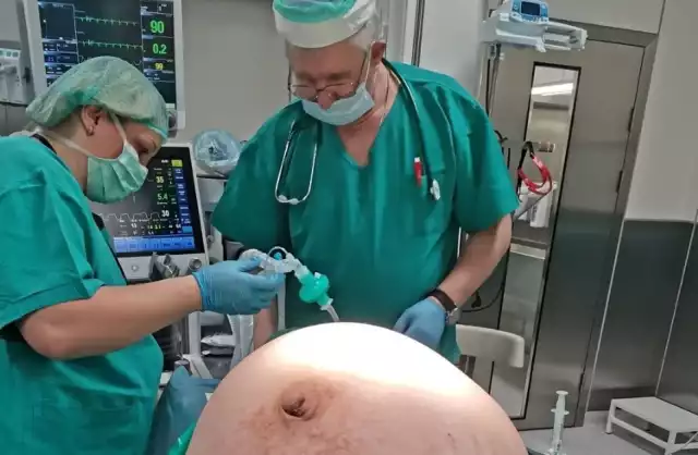 Ginekolodzy ze szpitala w Jaśle, pod kierunkiem lek. med. Sławomira Szpaka, usunęli z brzucha 70-letniej pacjentki 30-kilogramowego guza.