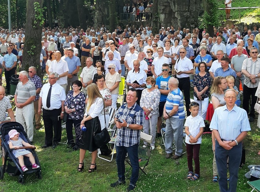 Mężczyźni z rodzinami pielgrzymowali w niedzielę na Górę św....