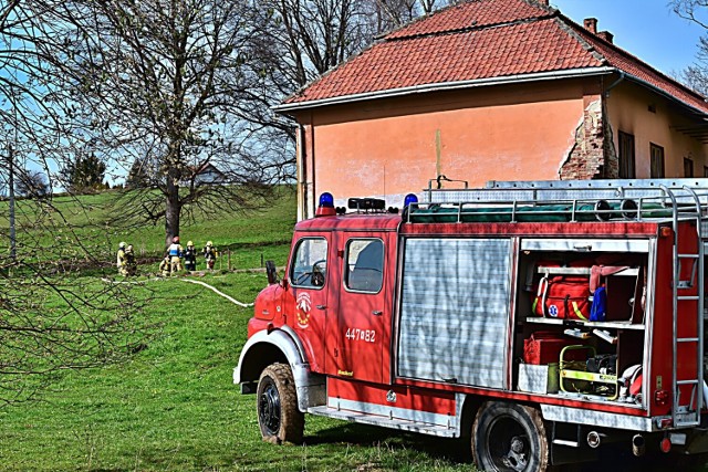 Ogień w budynku starej szkoły w Staszkówce. Na miejsce zadysponowane kilka jednostek straży pożarnej