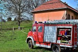 Ogień w budynku starej szkoły w Staszkówce. Na miejsce zadysponowane kilka jednostek straży pożarnej