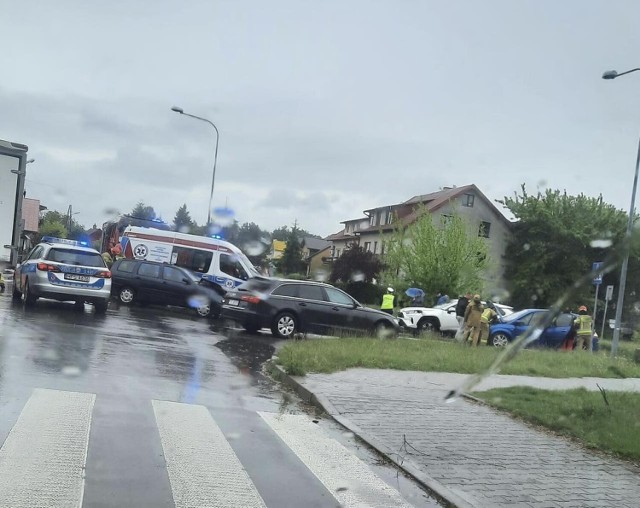 Trzy samochody osobowe zderzyły się na skrzyżowaniu ulicy Grabowieckiej i Dąbrowskiej w Ostrowcu Świętokrzyskim.