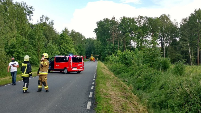 Po wypadku w Lędzinach na drodze lądował helikopter LPR....