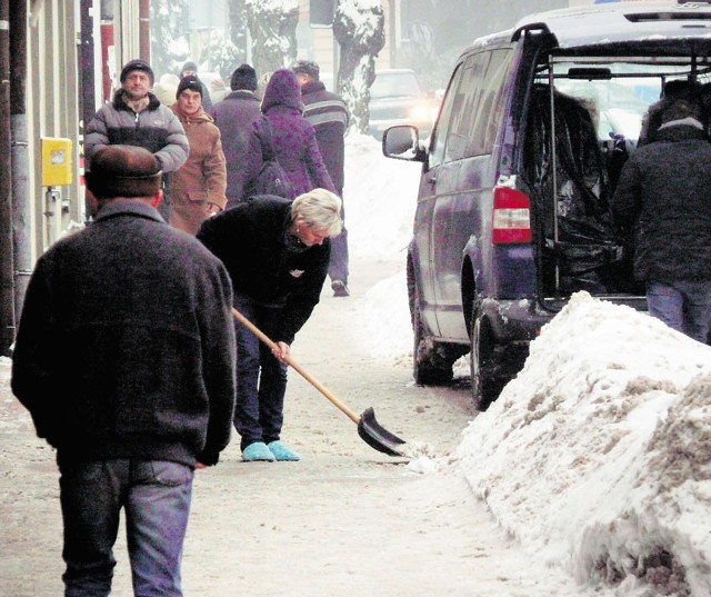 Trwa walka ze śniegiem na ulicach i chodnikach. A przecież do kalendarzowej zimy pozostało jeszcze kilka dni