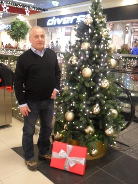 Trener Zbigniew Kordela rozdaje prezenty świąteczne