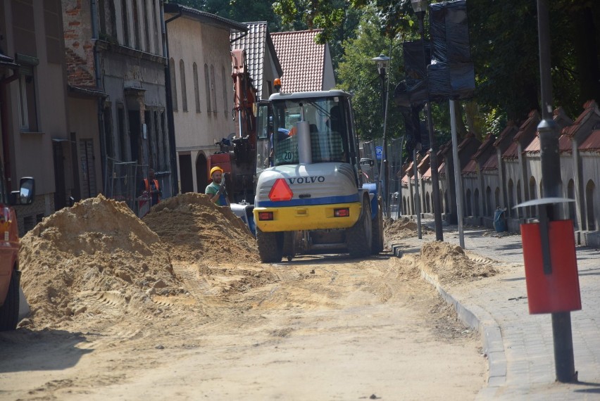 INWESTYCJE: Trwa przebudowa ulicy Kościelnej w Koźminie. Prace idą pełną parą [GALERIA]