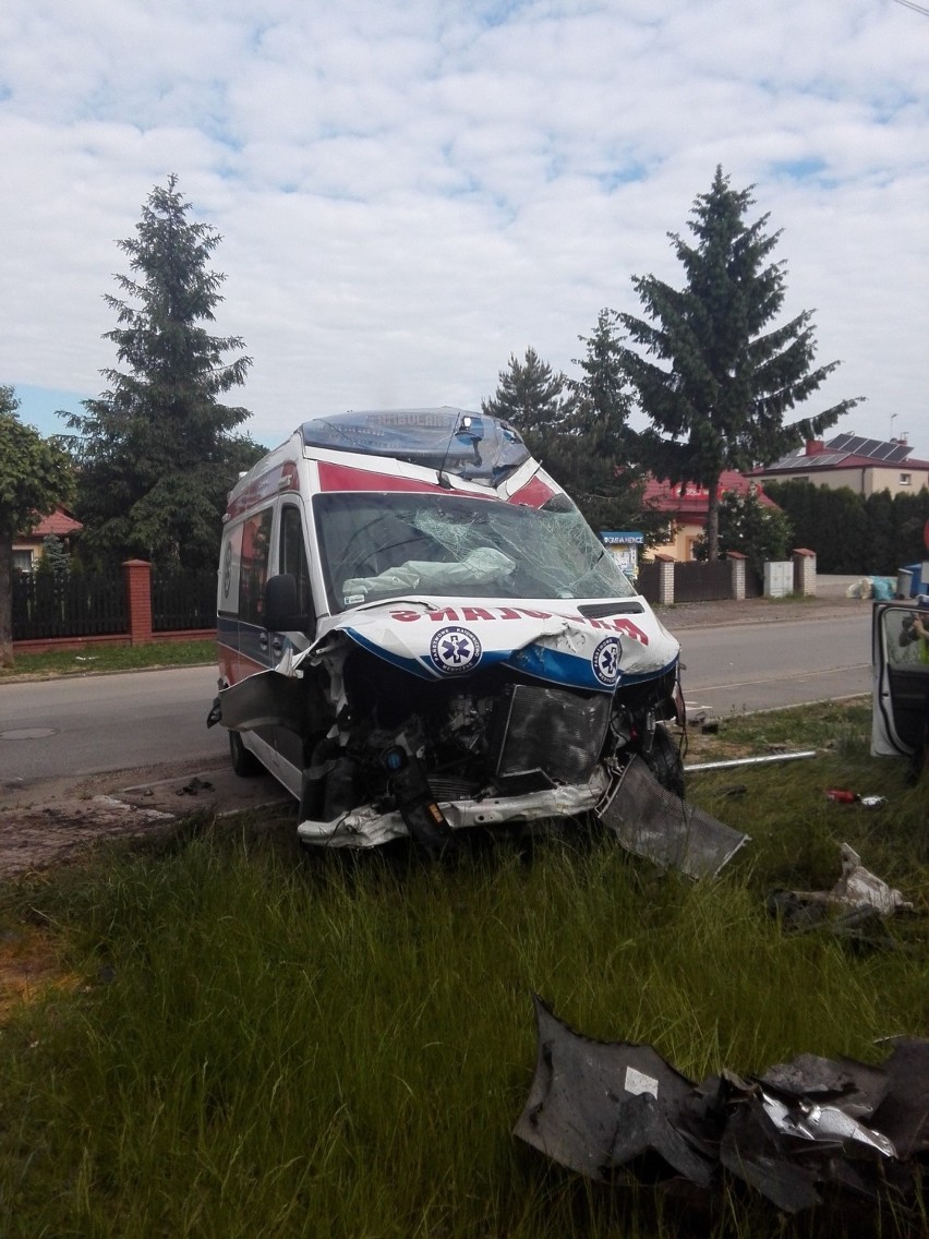 Wypadek w Elizówce pod Lublinem. Kierowca karetki zignorował znak STOP i zderzył się z osobówką. Zobacz zdjęcia