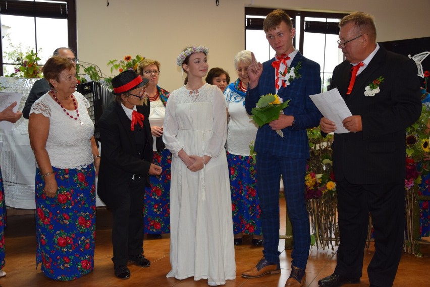 Co to było za wesele! Grupa seniorów wsi Krzywe przedstawiła dawne obrzędy weselne 