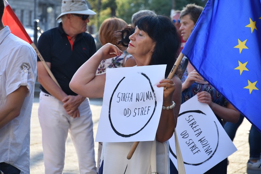 "Kaliszanie przeciw przemocy "- manifestacja pod Villą Calisia ZDJĘCIA