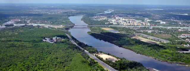 O godz. 19 prom wyruszy w rejs powrotny do Warszawy, gdzie dotrze w ciągu ok. 2 godzin. Na pasażerów czekać będzie niezapomniany widok kominów EC Siekierki, Mostu Siekierkowskiego i warszawskiego „Manhattanu”, wynurzającego się z Wisły. Podczas rejsu sternik nauczy chętnych czytać wodę i bezpiecznie prowadzić łódź po Wiśle. Rejs dotrze do Portu Czerniakowskiego ok. godz. 21.