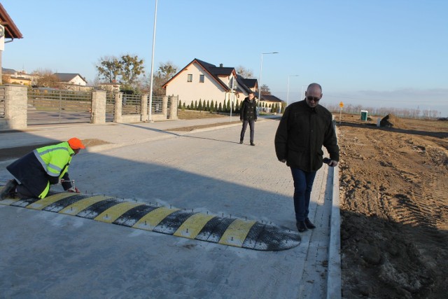 W ubiegłym roku z unijnym dofinansowaniem powstała ulice Magazynowa i Prusa (na zdjęciu postępom prac przygląda się wójt Jakub Danielewicz). W tym roku zbudowane zostaną kolejne