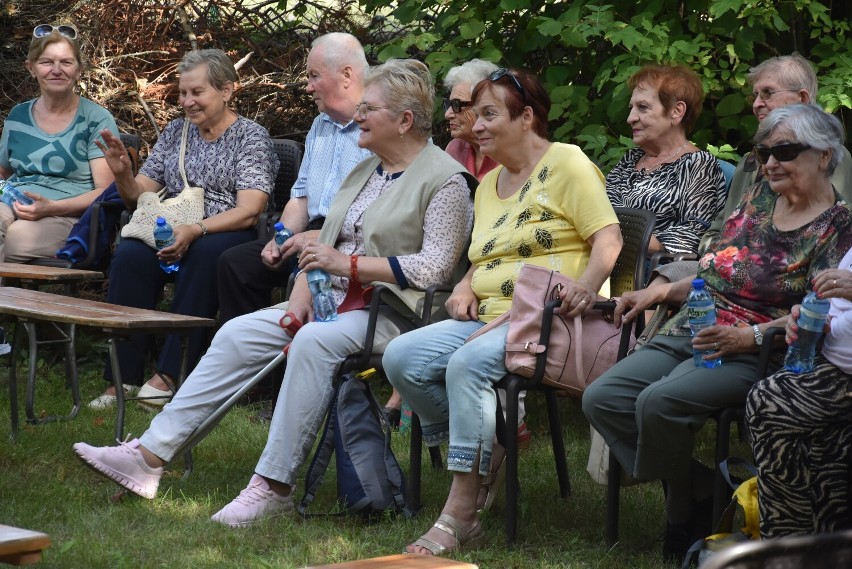 Seniorska biesada w Grodzewie. Seniorzy ze Śremu i okolic bawili się przy ognisku i śpiewali na harcerską nutę [zdjęcia]