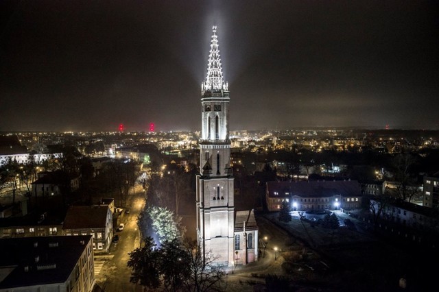 Od kiedy do zdjęć możemy wykorzystać drony, możemy zobaczyć miejsca z zupełnie innej perspektywy. Nie inaczej jest w tym przypadku. Zdjęcia nocnego Żagania publikujemy dzięki uprzejmości Mateusza Mierzwiaka. 

https://www.facebook.com/dronzielonagoranowaperspektywa/posts/879032775640616

