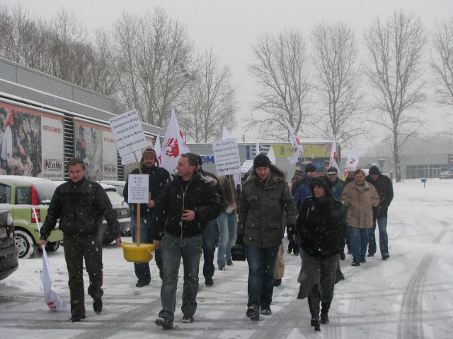 Pod sklepem sieci Kler manifestowało swe niezadowolenie około 30 związkowców.