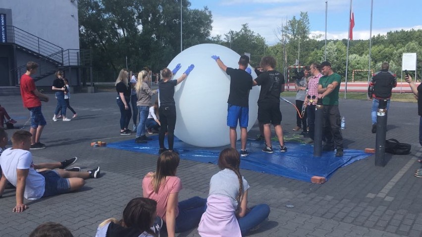 Uczniowie Edukacji Lubasz wypuścili w niebo dwumetrowy balon [ZDJĘCIA]