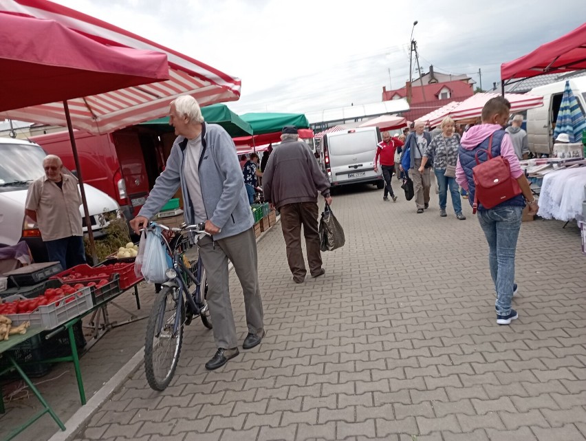 Pochmurny, sobotni poranek na targowisku miejskim. Część handlujących odstraszył deszcz