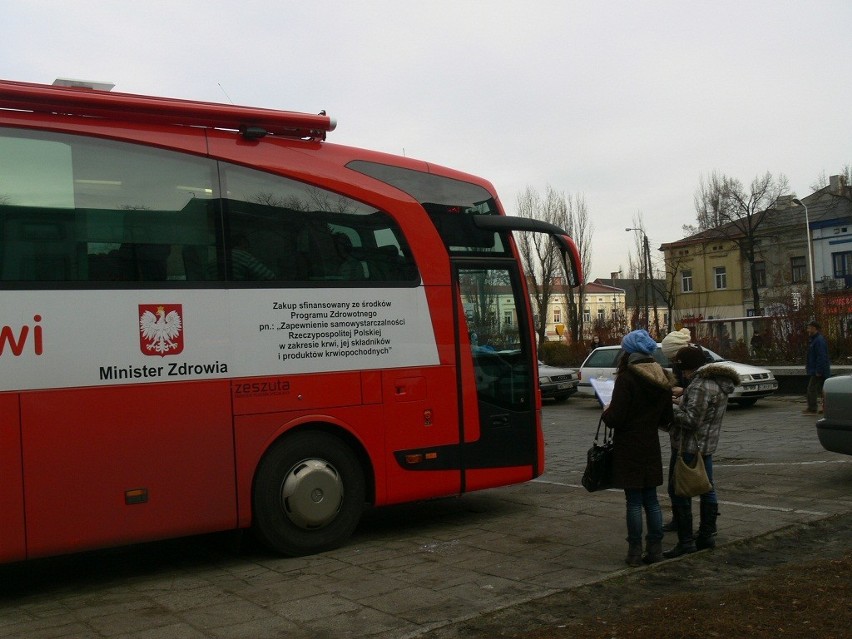 Tomaszów:Nowy ambulans na placu Kościuszki