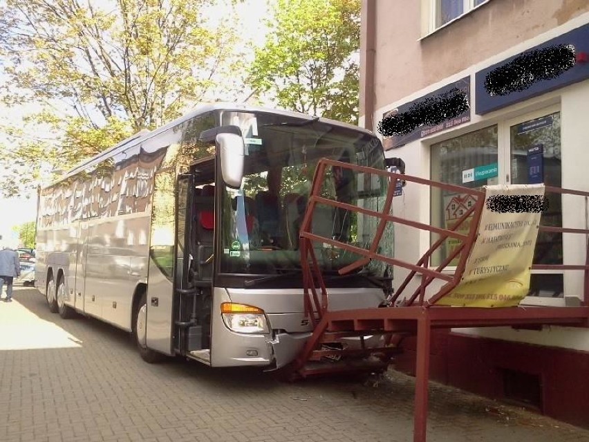 Wypadek w Olsztynie. Autobus uderzył w słup