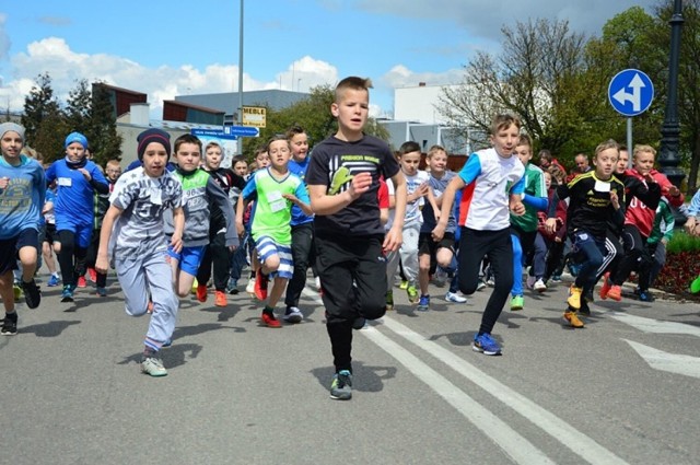 Uczestnicy Biegu Unijnego oraz Biegu Osób Niepełnosprawnych rywalizować będą na trawiastej trasie zlokalizowanej na stadionie przy ul. Sportowej. To już trzecia lokalizacja zawodów, bo Placu Plebiscytowym i Placu Św. Jana Pawła II