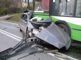 Wypadek w Dąbrowicy: Mercedes zderzył się z autobusem MPK. Jedna osoba nie żyje