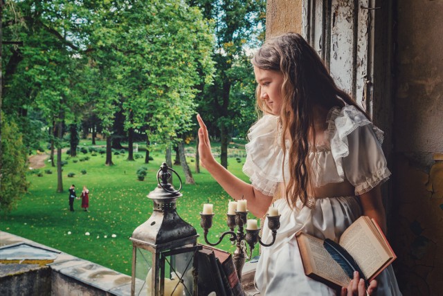 Dalków, 2 maj 1816
Kiedy siedzę – tak jak teraz – przy otwartym oknie na pierwszym piętrze naszego pałacu w Dalkowie i spoglądam w dół na majowy park, to odczuwam wielką radość, że wiosna wraz z jej pięknem i całą swoją magią wróciła znów do naszej śląskiej ojczyzny.
Zima trwała wystarczająca długo – zdecydowanie za długo, bo zaledwie kilka dni temu znowu zaczął padać obfity śnieg tak, że cała wioska wraz z jej górami została ponownie owinięta białym płaszczem śniegu.
Byliśmy spragnieni wiosny i dlatego byliśmy szczęśliwi, gdy słońce stopiło cały śnieg jednego dnia i w końcu nadeszła wiosna.
Charlotte, moja siostra, która jest o 6 lat ode mnie starsza, właśnie przeszła parkową ścieżką pod rękę z junkierem von Niebelschütz. Widzę ich oboje przez pierwsze delikatne listki na drzewach.
Wielkie nieba! Jak bardzo się denerwuję, gdy myślę, że Charlotte wkrótce nas opuszcza by zostać żoną junkiera i wyjedzie za nim do jego posiadłości w Gurkau. Będzie mi bardzo brakowało Charlotte jeśli nie będę już słyszała jej głosu w pałacu i parku.
-------------------------------------------------
Statyści na zdjęciu:

Amelia Maksymów - jako Luise von Liebermann

Natalia Kopij - jako Charlotte von Liebermann

Piotr Kopij - jako narzeczony Charlotte - junkier von Niebelschütz

Miejsce wykonania kadru: pałac i park w Dalkowie