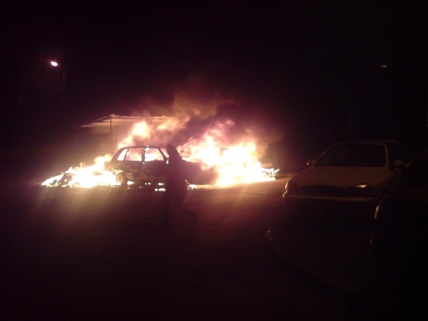 Sosnowiec: Pożar na osiedlu przy ul. 11 Listopada. Spłonęły trzy samochody [ZDJĘCIA + WIDEO]
