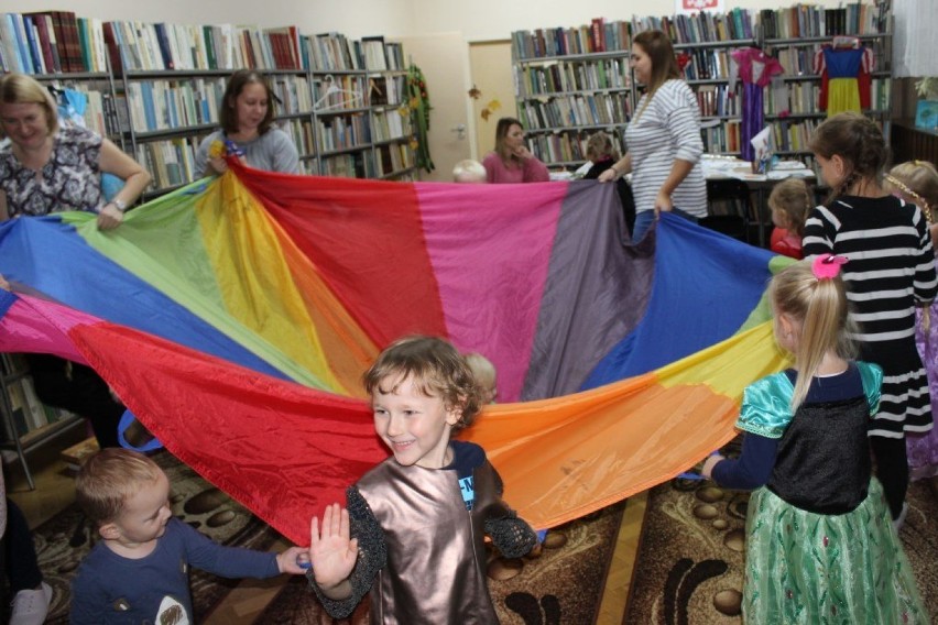 Noc Bibliotek w Sokółce. Były warsztaty i szalona zabawa z najmłodszymi (zdjęcia)