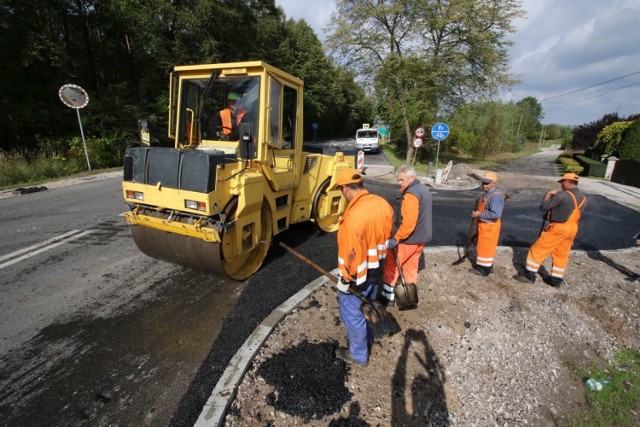 W poniedziałek drogowcy nadal pracowali na zjeździe z ulicy Łopuszniańskiej do posesji. Mieszkańcy są zirytowani przedłużającymi się robotami.