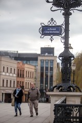 Tabliczki z nazwą bydgoskiego mostu wreszcie trafiły na swoje miejsce