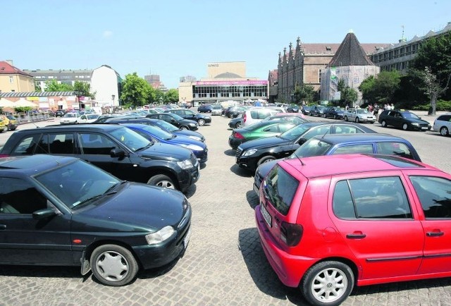 Parking przy teatrze Wybrzeże jest jednym z największych w centrum Gdańska