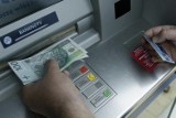 Kradzież przy bankomacie w centrum Gniezna. Sprawa została zgłoszona na policję