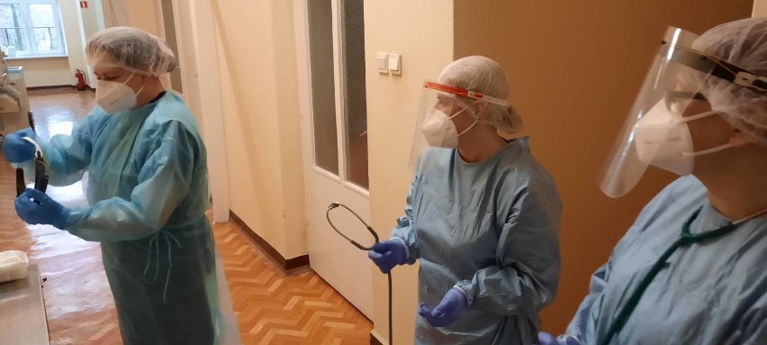 Na oddziale zakaźnym szpitala w Kaliszu nie będzie już pacjentów z covid. Tak wygląda praca lekarzy z ul. Toruńskiej. ZDJĘCIA