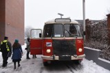 Zabytkowy autobus na ulicach Torunia. Obchody 40. rocznicy wprowadzenia stanu wojennego