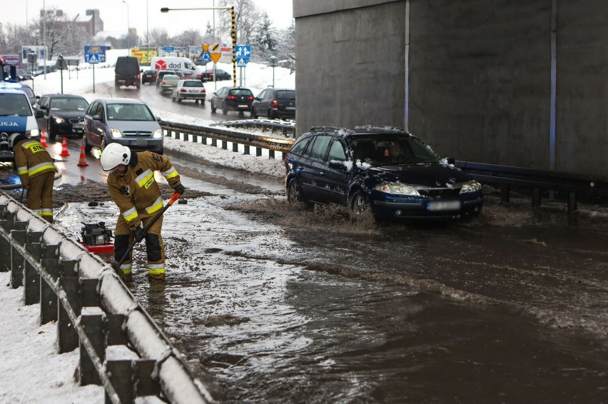 Fatalne warunki na drogach Przemyśla i powiatu przemyskiego. Deszcz i błoto pośniegowe utrudniają jazdę [ZDJĘCIA, WIDEO]