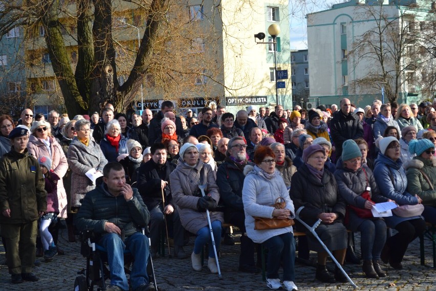 Tłum ludzi na placu Zwycięstwa w Pile. Odbyła się Msza Święta dziękczynna za św. Jana Pawła II [ZOBACZ ZDJĘCIA]