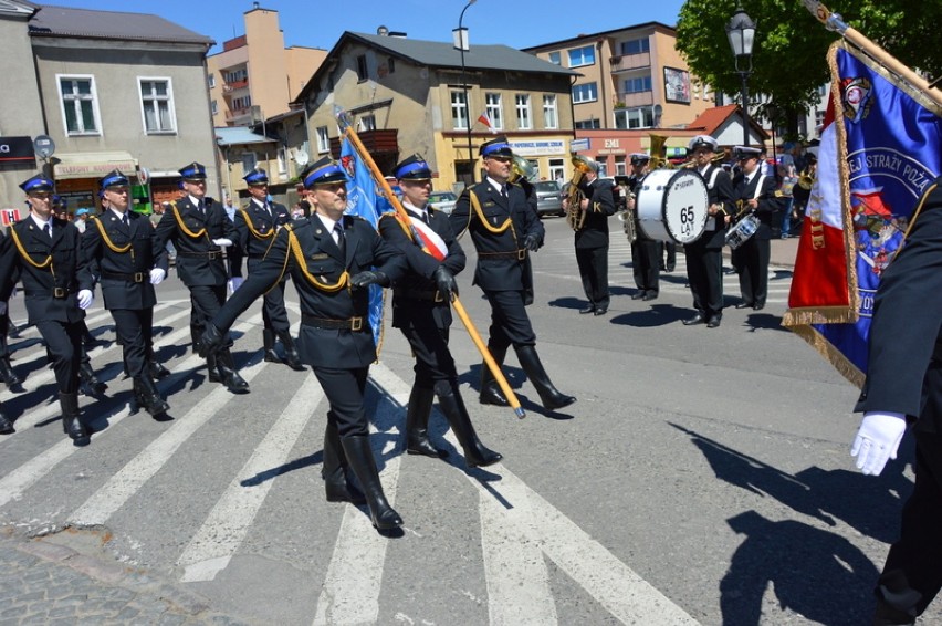 Strażacka parada z okazji 25-lecia KP PSP w Kartuzach