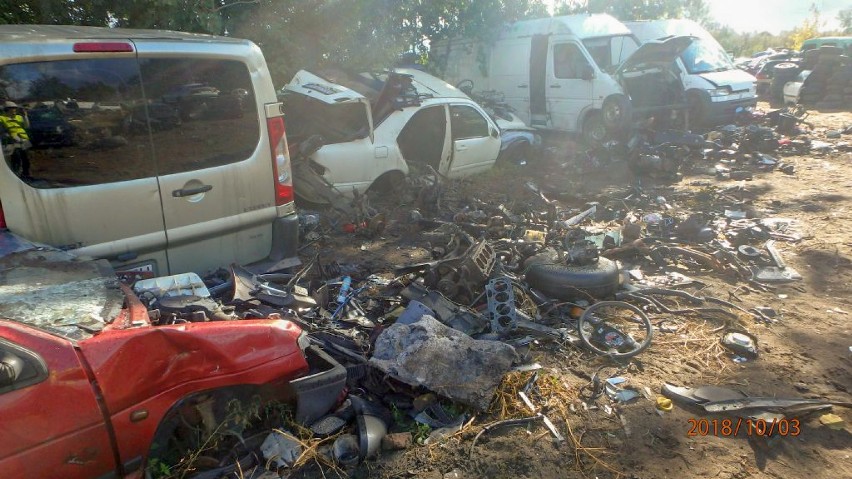 Nielegalne składowisko samochodów w gminie Sadlinki. Kontrolerzy z dronem, ponad pół tysiąca pojazdów i skażona gleba