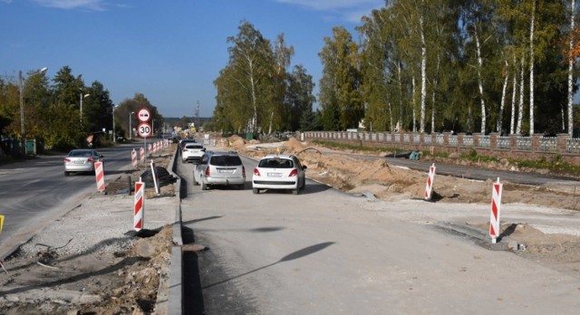 Drogowcy pomyśleli o kierowcach, którzy będą chcieli przyjechać na cmentarz na Piaskach na 1 listopada. Przez kilka dni będzie 
udostępniona nowa jezdnia ulicy Zagnańskiej, która jest w przebudowie. Będą też miejsca parkingowe.