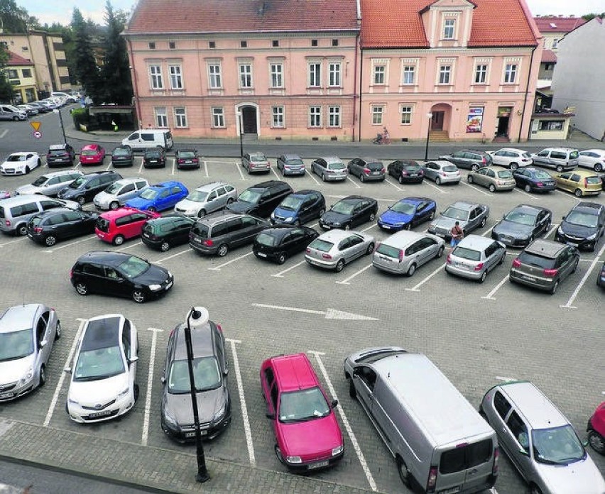 Parking na placu Kościuszki w Wadowicach. Tu ustawione...