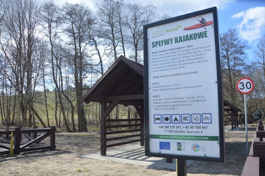 Miejsce postoju dla kajakarzy przy ulicy Fabrycznej w Miastku nad Studnicą prawie gotowe (zdjęcia)