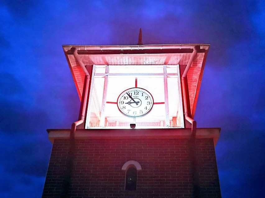 Biało-czerwona wieża zegarowa w Damasławku z okazji świąt