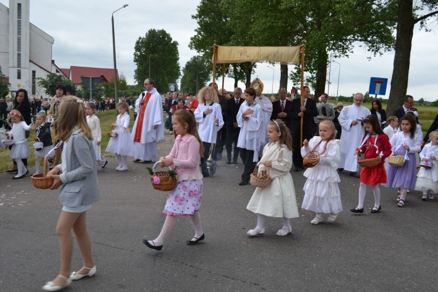 Procesja Bożego Ciała w parafii Matki Bożej Królowej Polski w Człuchowie