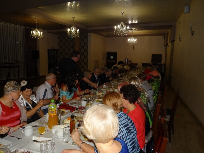 Ostatkowa zabawa seniorów w Radomsku. Na bal karnawałowy zaprosił Związek Emerytów i Rencistów [ZDJĘCIA]