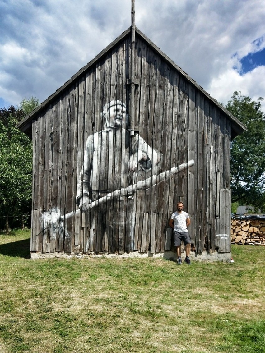 Gm. Obrzycko. "Cichy Memoriał" dotarł do Wielkopolski. Stodołę w Antoninach zdobi niezwykły mural [ZDJĘCIA]