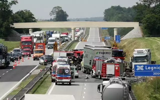 Prokuratura Legnica: Prokuratura szuka świadków tragedii. Karambol na A4