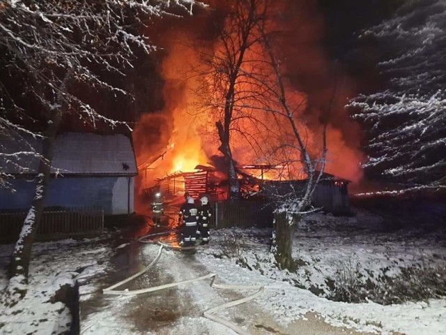 Pożar w Jastrzębi wybuchł w środku nocy. Z ogniem walczyło kilkudziesięciu strażaków