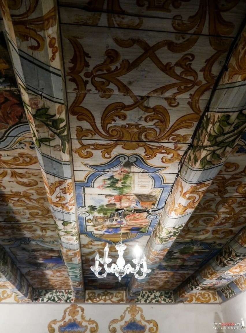 Wnętrza w całości zachowały historyczny charakter, strop...